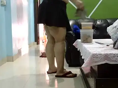 Snapshot of Housewife12 chatting on February 5, 2025, 6:46 am Housewife12 online show from February 5, 2025, 6:46 am