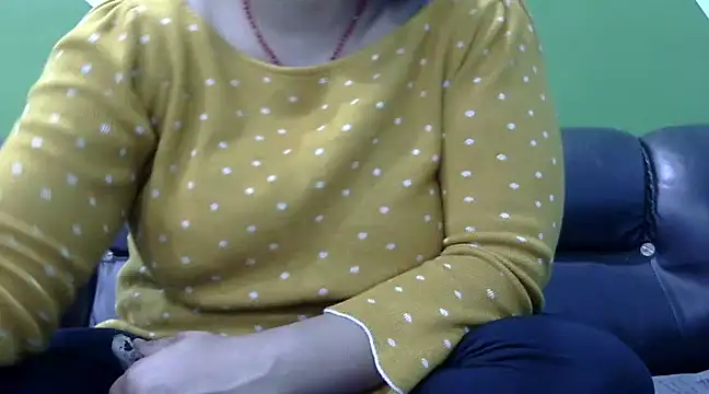 Snapshot of Housewife12 chatting on February 19, 2025, 1:50 pm Housewife12 online show from February 19, 2025, 1:50 pm