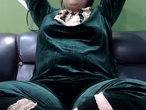 Snapshot of Housewife12 chatting on March 13, 2025, 5:18 pm Housewife12 online show from March 13, 2025, 5:18 pm