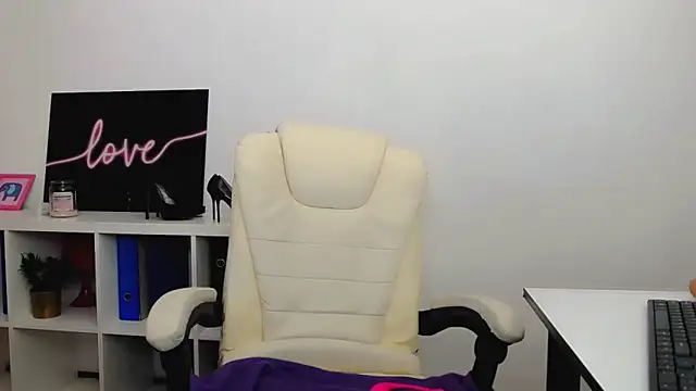 Lia Benini online show from February 25, 2025, 7:25 pm