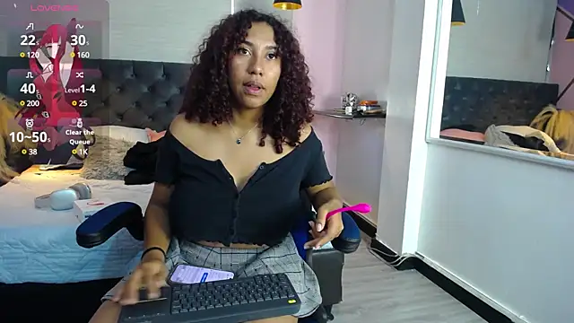 Snapshot of lauraltt chatting on January 14, 2025, 1:06 pm lauraltt online show from January 14, 2025, 1:06 pm