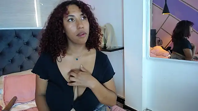 Snapshot of lauraltt chatting on February 5, 2025, 7:10 pm lauraltt online show from February 5, 2025, 7:10 pm