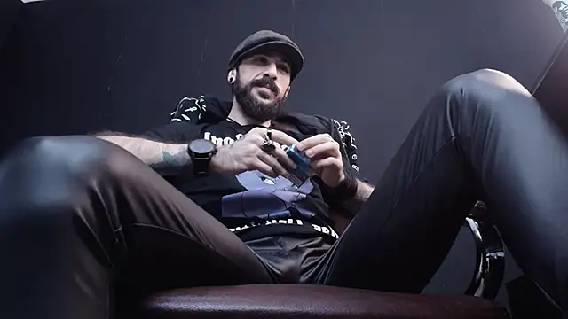 Snapshot of AxelColton chatting on February 4, 2025, 6:25 am AxelColton online show from February 4, 2025, 6:25 am