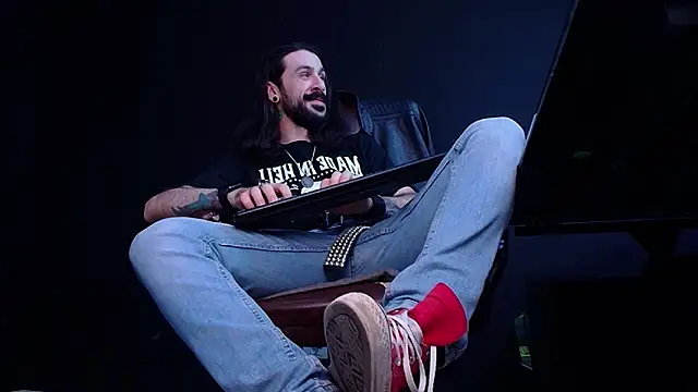 Snapshot of AxelColton chatting on November 16, 2025, 11:05 am AxelColton online show from November 16, 2025, 11:05 am