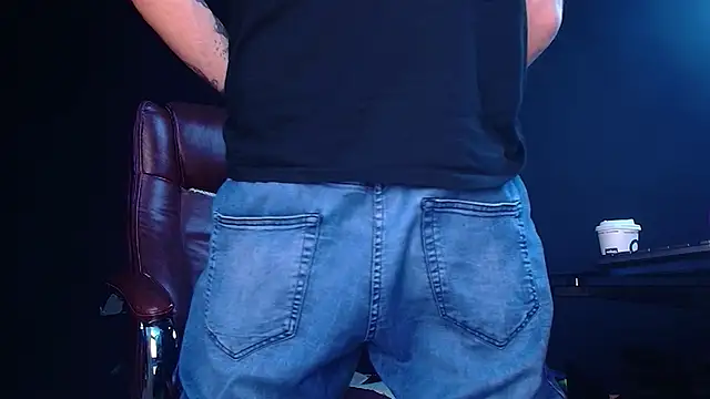 Snapshot of AxelColton chatting on November 26, 2025, 6:03 am AxelColton online show from November 26, 2025, 6:03 am