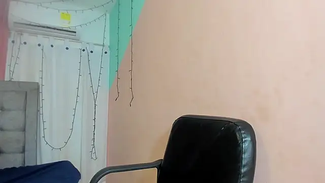 Snapshot of dani-lue chatting on January 24, 2025, 11:59 am dani-lue online show from January 24, 2025, 11:59 am