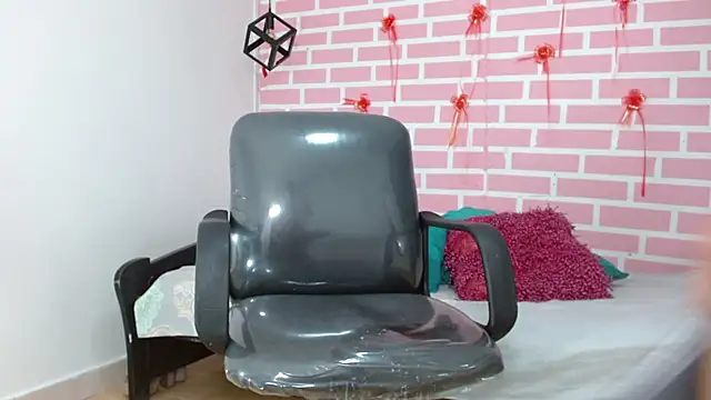 Snapshot of dani-lue chatting on February 20, 2025, 12:15 pm dani-lue online show from February 20, 2025, 12:15 pm