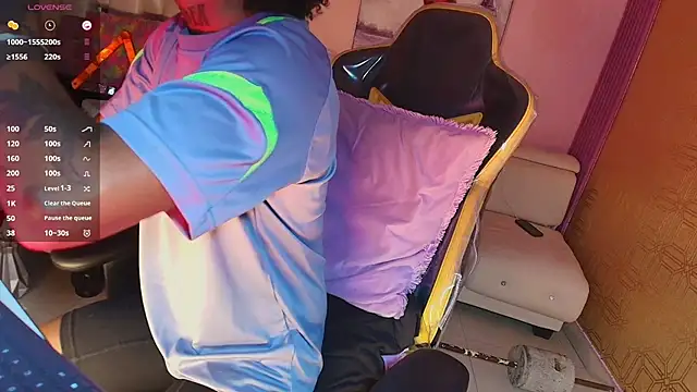 Snapshot of JhonyMiller_ chatting on October 13, 2025, 5:24 pm JhonyMiller online show from October 13, 2025, 5:24 pm