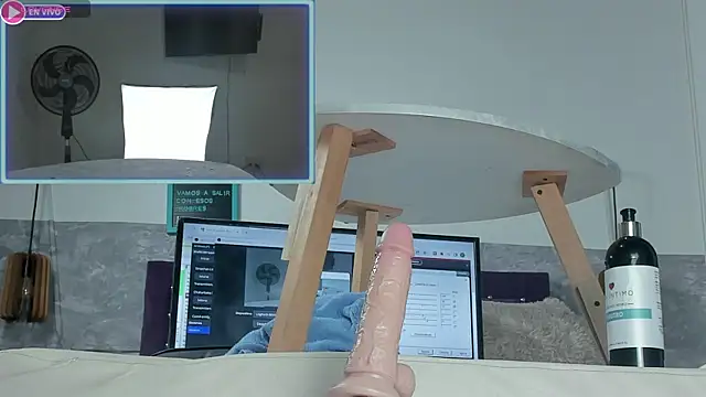 Snapshot of Little_lili19 chatting on January 12, 2025, 4:00 am Little lili19 online show from January 12, 2025, 4:00 am