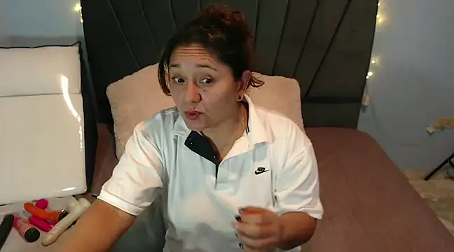 Snapshot of AngelRouss chatting on February 1, 2025, 4:24 am AngelRouss online show from February 1, 2025, 4:24 am