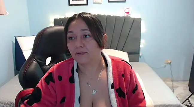 Snapshot of AngelRouss chatting on February 6, 2025, 9:32 am AngelRouss online show from February 6, 2025, 9:32 am