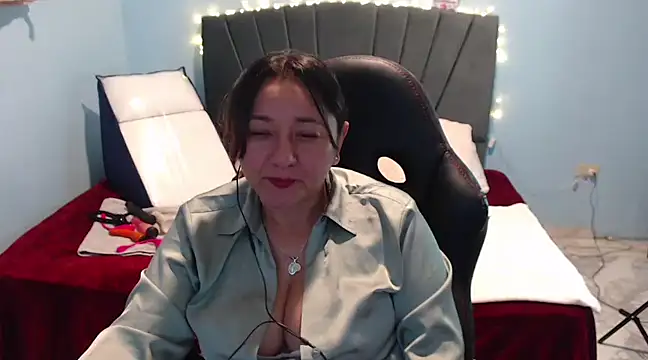 Snapshot of AngelRouss chatting on February 13, 2025, 2:20 pm AngelRouss online show from February 13, 2025, 2:20 pm