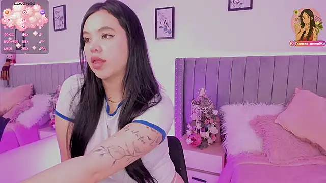 vanesa moon   online show from November 27, 2025, 11:40 pm