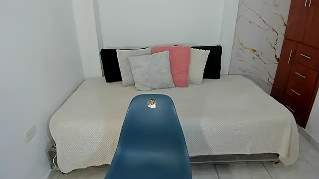 martina roldam online show from July 18, 2026, 3:44 am