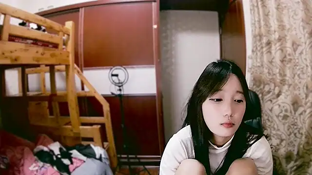 lulu-2002 online show from January 5, 2025, 1:15 pm