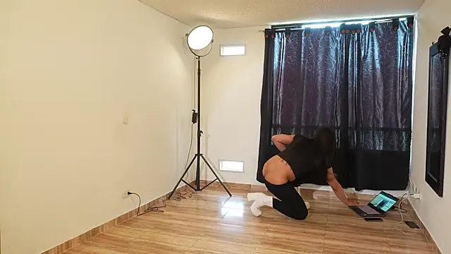 Snapshot of Mara-Bella chatting on December 1, 2025, 7:19 pm Mara-Bella online show from December 1, 2025, 7:19 pm