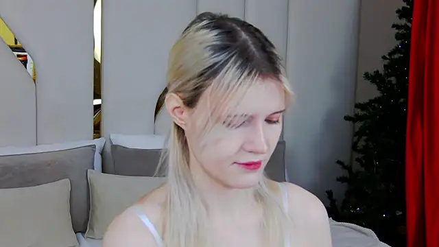 Snapshot of NellieLoyns chatting on December 16, 2025, 5:18 pm NellieLoyns online show from December 16, 2025, 5:18 pm