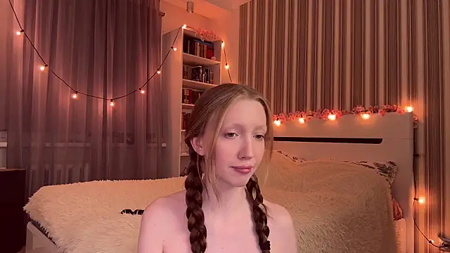 Snapshot of Awwwrora chatting on October 13, 2025, 7:25 pm Awwwrora online show from October 13, 2025, 7:25 pm