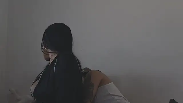 Snapshot of Thiago_x_Sahara chatting on November 27, 2025, 1:35 pm Thiago x Sahara online show from November 27, 2025, 1:35 pm