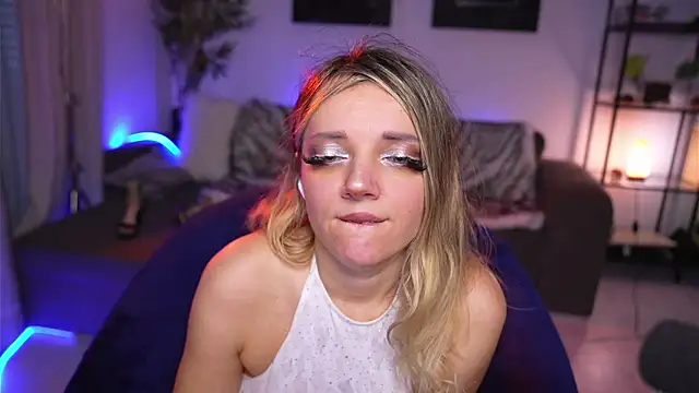 Snapshot of Magnetic_Amy chatting on January 20, 2025, 1:11 pm Magnetic Amy online show from January 20, 2025, 1:11 pm