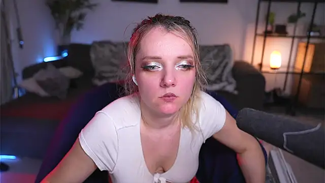 Snapshot of Magnetic_Amy chatting on February 17, 2025, 1:53 pm Magnetic Amy online show from February 17, 2025, 1:53 pm