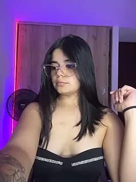 pretty angela1 online show from June 3, 2026, 3:42 am