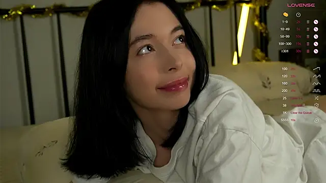 Snapshot of LittleOriana chatting on December 19, 2025, 5:25 am LittleOriana online show from December 19, 2025, 5:25 am