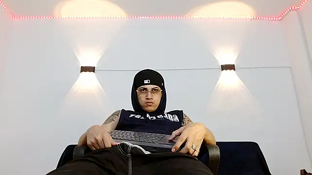 Snapshot of Br4ndxpimm chatting on October 27, 2025, 4:33 pm Br4ndxpimm online show from October 27, 2025, 4:33 pm