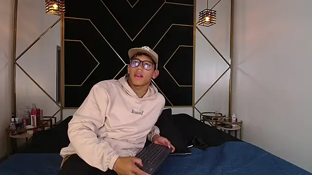 Snapshot of RyanPricee chatting on October 22, 2025, 4:24 am RyanPricee online show from October 22, 2025, 4:24 am