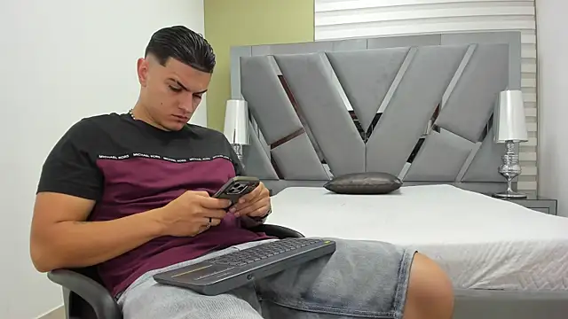 DAVID VICTORIAA online show from June 19, 2026, 1:15 pm