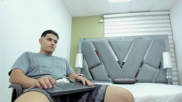 DAVID VICTORIAA online show from July 9, 2026, 1:04 pm