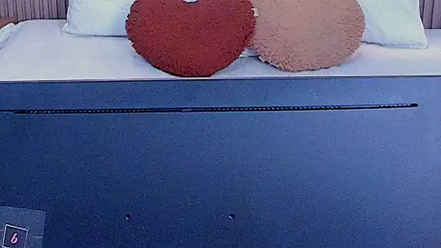 Annie kurt  online show from October 7, 2025, 8:50 pm