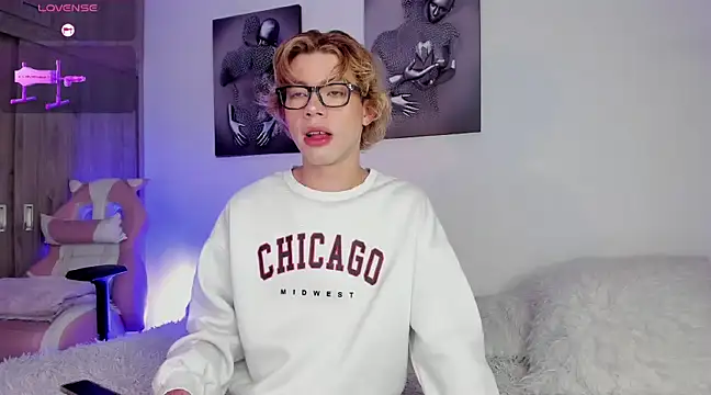 Snapshot of Henophiid chatting on February 7, 2025, 10:50 am Henophiid online show from February 7, 2025, 10:50 am