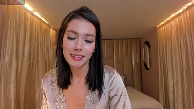 NiaSalvatore online show from December 13, 2025, 8:04 pm