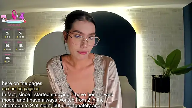 NiaSalvatore online show from April 30, 2026, 9:08 pm