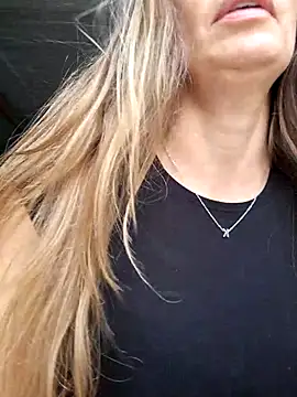 Snapshot of karina_warthon chatting on September 13, 2025, 3:01 pm karina warthon online show from September 13, 2025, 3:01 pm