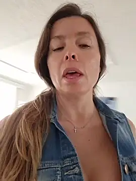 karina warthon online show from June 12, 2026, 5:34 pm