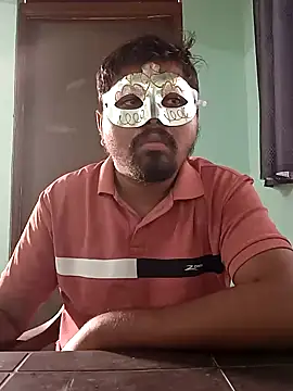 Snapshot of Desi_Heat chatting on January 1, 2025, 11:05 am Desi Heat online show from January 1, 2025, 11:05 am