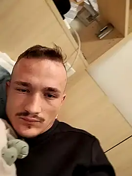 Snapshot of frankthefuck69 chatting on November 21, 2025, 9:24 pm frankthefuck69 online show from November 21, 2025, 9:24 pm