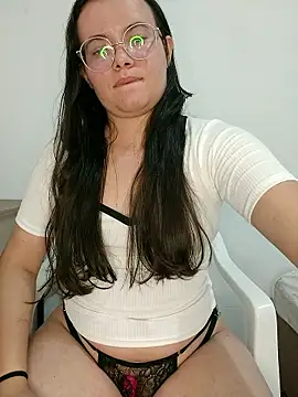 Snapshot of camillebr chatting on January 14, 2026, 12:27 am camillebr online show from January 14, 2026, 12:27 am