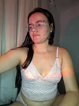 Snapshot of camillebr chatting on May 14, 2026, 12:28 am camillebr online show from May 14, 2026, 12:28 am