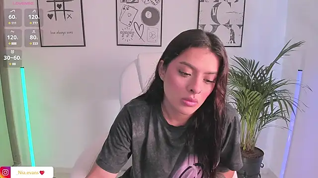 NiiaEvanss online show from March 21, 2025, 1:23 pm