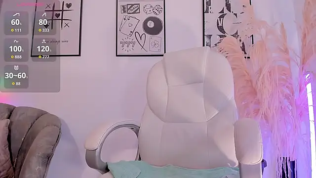 NiiaEvanss online show from November 10, 2025, 1:21 pm