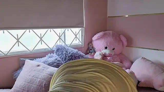 Charlotte  Miller online show from September 28, 2025, 1:05 pm