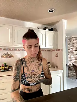 Snapshot of Izy_cute_ chatting on November 18, 2025, 5:17 pm Izy cute online show from November 18, 2025, 5:17 pm