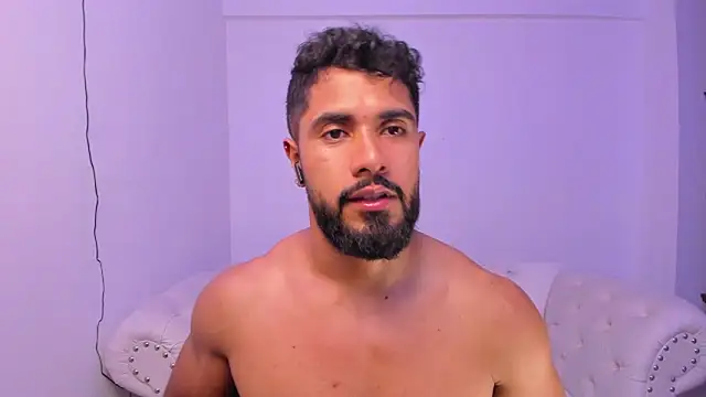 Snapshot of Santiago_huntt chatting on December 17, 2024, 12:45 am Santiago huntt online show from December 17, 2024, 12:45 am