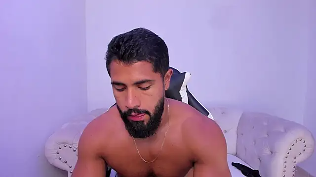 Snapshot of Santiago_huntt chatting on November 18, 2025, 12:42 pm Santiago huntt online show from November 18, 2025, 12:42 pm