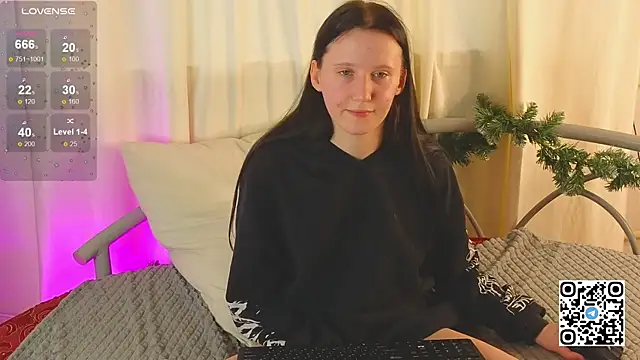 Snapshot of mon_lola chatting on January 12, 2025, 12:23 pm mon lola online show from January 12, 2025, 12:23 pm