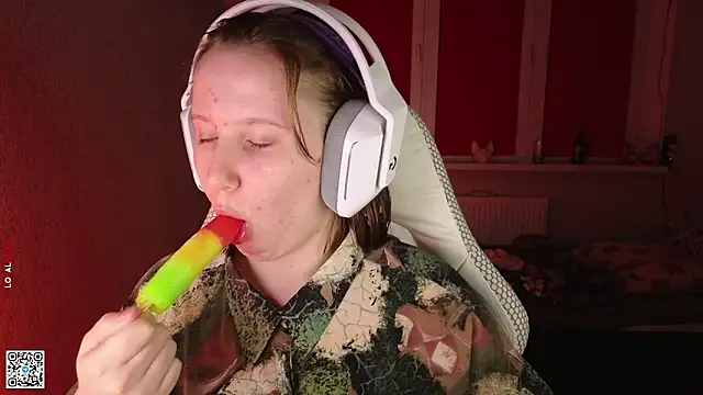 Snapshot of mon_lola chatting on September 12, 2025, 5:35 pm mon lola online show from September 12, 2025, 5:35 pm