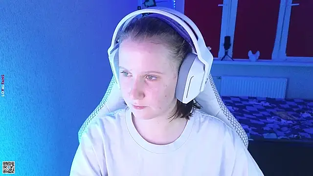 Snapshot of mon_lola chatting on October 10, 2025, 4:28 pm mon lola online show from October 10, 2025, 4:28 pm